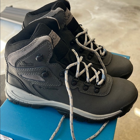 Columbia Charcoal Outdoor Boots BRAND NEW - Picture 2 of 8